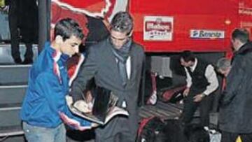 <b>QUERIDO RIVAL. </b>Torres fue el más solicitado por los aficionados en la llegada del Atlético a Barcelona, una ciudad que le teme tanto como le admira.