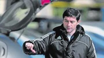 <b>CON DUDAS. </b>Marcelino señala con el pulgar hacia abajo de camino a la sala de prensa ayer.