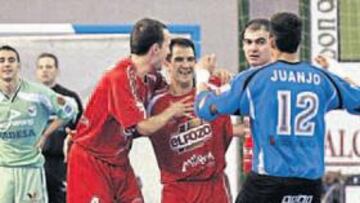 <b>PRIMER PUNTO. </b>Los jugadores de ElPozo Murcia celebran su primera victoria en la final de la Liga.