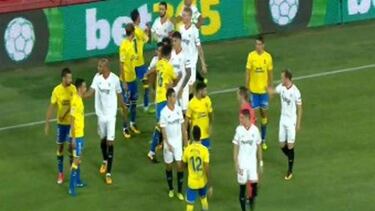 Un codazo de Mercado a Vitolo a los 15 segundos acabó en lío