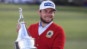 Tyrrell Hatton posa con el trofeo y con el jersey de campeón del Arnold Palmer Invitational en el Bay Hill Club & Lodge de Orlando, Florida.