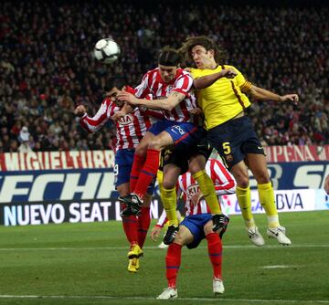El jugador del Barcelona Puyol centra de cabeza para que su compa?ero Ibrahimovic marque el 2-1.