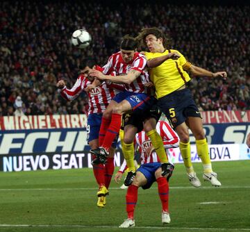 El jugador del Barcelona Puyol centra de cabeza para que su compañero Ibrahimovic marque el 2-1.