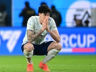 Soccer Football - Supercoppa Italiana - Semi Final - Bologna v Inter Milan - Al Awwal Park, Riyadh, Saudi Arabia - December 20, 2025 Inter Milan's Alessandro Bastoni looks dejected during the penalty shoot-out REUTERS/Daniele Mascolo