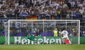 Cristiano Ronaldo marca el quinto gol de la tanda de penaltis durante la final de la Champions League contra el Atlético de Madrid. 