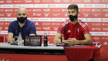 Iago L&oacute;pez (derecha) junto al director deportivo del Mirand&eacute;s, Chema Arag&oacute;n.