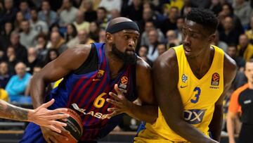 TAV02. TEL AVIV (ISRAEL), 17/01/2019.- El ala-pívot estadounidense del Maccabi Tel Avív, Johnny O'Bryant (i), defiende a su compatriota, el ala-pívot estadounidense del FC Barcelona, Chris Singleton (i), durante un encuentro perteneciente a la Euroliga entre Maccabi Fox Tel Avív y FC Barcelona Lassa este jueves en Tel Avív, Israel. EFE/ Jim Hollander