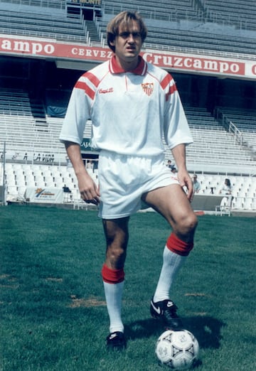 Jugó la temporada 1991-92 con el Atlético de Madrid. Defendió la camiseta del Sevilla desde 1993 hasta 1995.