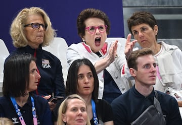 La extenista Billie Jean King celebra un punto del equipo femenino de voleibol de Estados Unidos.