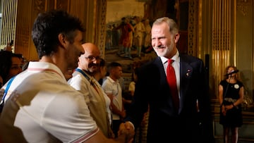 El rey Felipe VI saluda los deportistas durante una recepción al equipo olímpico español, este jueves en la Embajada de España en París.