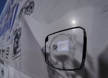 La Empresa Municipal de Transportes de Madrid ha presentado unos autobuses eléctricos para el derbi del domingo entre el Atlético de Madrid y el Real Madrid.