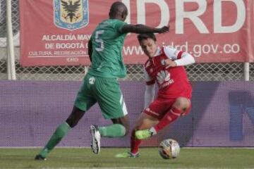 Luis Manuel Seijas (derecha) enfrenta a Julián Hurtado