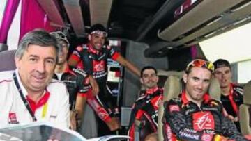<b>LE APOYAN. </b>Eusebio Unzué y Alejandro Valverde, en primer término en el autobús del equipo.