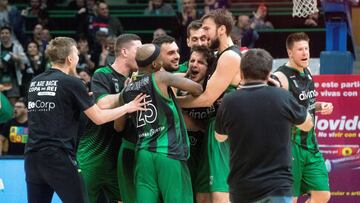 GRAF1449. BADALONA (BARCELONA), 14/04/2019.- Los jugadores del Divina Seguros Joventut celebran durante el partido contra el San Pablo Burgos, correspondiente a la vigésimo séptima jornada de la Liga Endesa, disputado en Palau Municipal D´esports de Badalona, en Barcelona. EFE/Marta Pérez
