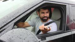 Diego Costa a la salida del Cerro del Espino tras un entrenamiento del Atl&eacute;tico en abril de 2019.