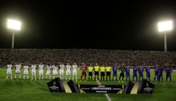 Los jugadores del Chapecoense y del Zulia junto al cuarteto arbtiral escuchan el himno de la Copa Libertadores.