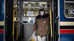 AME1913. BUENOS AIRES (ARGENTINA), 23/05/2020.- Un hombre protegido con tapabocas se transporta en un micro este s&aacute;bado, en Buenos Aires (Argentina). Argentina registr&oacute; este viernes 718 nuevos casos de coronavirus y el pa&iacute;s super&oacute; los 10.000 contagios. EFE/ Juan Ignacio Roncoroni