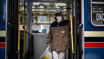 AME1913. BUENOS AIRES (ARGENTINA), 23/05/2020.- Un hombre protegido con tapabocas se transporta en un micro este s&aacute;bado, en Buenos Aires (Argentina). Argentina registr&oacute; este viernes 718 nuevos casos de coronavirus y el pa&iacute;s super&oacute; los 10.000 contagios. EFE/ Juan Ignacio Roncoroni