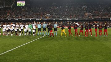 Los jugadores del Valencia y del Atl&eacute;tico, rivales por la Champions, en el partido del pasado 14 de febrero en Mestalla.