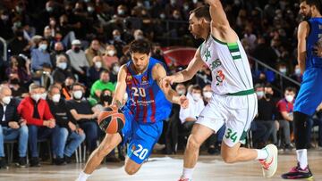 Nicolás Laprovittola trata de superar a Tyler Cavanaugh durante el Barcelona-Zalgiris.