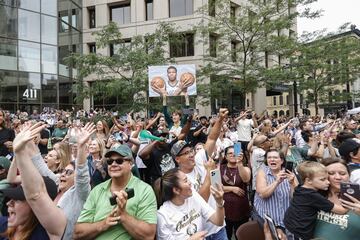 Las calles de Wisconsin abarrotadas de seguidores de los Bucks celebrando el anillo de la NBA.