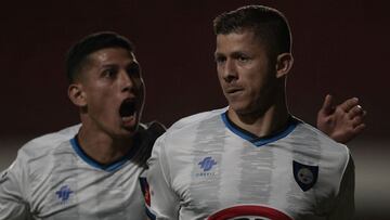 Chile's Huachipato Paraguayan Cris Martinez celebrates after scoring a goal (R) during the Copa Sudamericana football tournament group stage match between Argentina's San Lorenzo and Chile's Huachipato at the Pedro Bidegain Stadium, also known as Nuevo Gasometro, in Buenos Aires on April 21, 2021. (Photo by JUAN MABROMATA / AFP)
