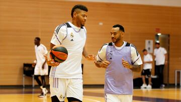 Edy Tavares y Adam Hanga en un entrenamiento del Real Madrid esta temporada.