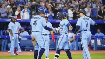 Bo Bichette celebra su Grand Slam frente a Boston con el cual los Blue Jays se llevaron la victoria