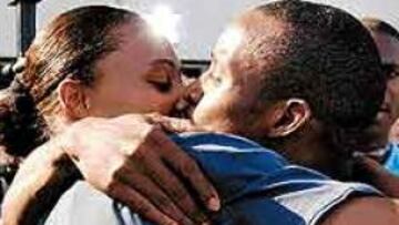 <b>EL AMOR.</B> Marion felicita a Tim cuando éste batió el récord mundial de 100 metros.