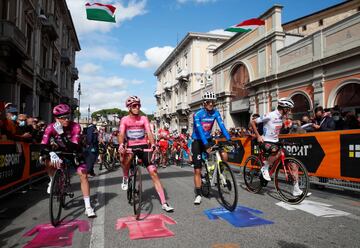 (De izquierda a derecha) El corredor del equipo Groupama-FDJ, el francés Arnaud Demare con la camiseta Ciclamino para la clasificación por puntos, el piloto del equipo Deceuninck, el portugués Joao Almeida, con el maillot rosa de líder general, el piloto del Team Education First, el portugués Ruben Guerreiro, con el maillot azul del mejor escalador y el equipo. El ciclista belga Harm Vanhoucke de Lotto, vestido con la camiseta blanca de mejor corredor joven, antes de la salida de la décima etapa de la carrera ciclista Giro de Italia 2020, de 177 kilómetros entre Lanciano y Tortoreto,