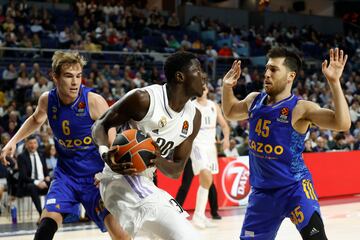 Eli Ndiaye, defendido por Tamir Blatt.