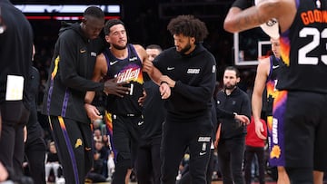 ATLANTA, GEORGIA - JANUARY 23: Devin Booker #1 of the Phoenix Suns is helped off the court after an injury against the Atlanta Hawks during the third quarter at State Farm Arena on January 23, 2026 in Atlanta, Georgia. NOTE TO USER: User expressly acknowledges and agrees that, by downloading and or using this photograph, User is consenting to the terms and conditions of the Getty Images License Agreement. Kevin C. Cox/Getty Images/AFP (Photo by Kevin C. Cox / GETTY IMAGES NORTH AMERICA / Getty Images via AFP)