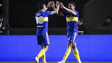 VICENTE LOPEZ, ARGENTINA - AUGUST 25: Diego Gonzalez of Boca Juniors celebrates with teammate Alan Varela after scoring the second goal of his team during a match between Platense and Boca Juniors as part of Torneo Liga Profesional 2021 at Estadio Ciudad de Vicente Lopez on August 25, 2021 in Vicente Lopez, Argentina. (Photo by Marcelo Endelli/Getty Images)