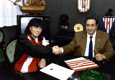 Jesús Gil lo tenía decidido: quería ser presidente del Atlético de Madrid a toda costa. Ya había sido directivo con Vicente Calderón, y sentía devoción por los colores rojiblancos. Corría 1987 y ese año había elecciones a la presidencia del club. No se lo pensó dos veces: necesitaba fichar a un jugador de relumbrón, un estandarte en el que confiase la afición atlética para poder reverdecer laureles. Mientras barajaba nombres, se reunía con agentes, representantes y con futbolistas, llegó la final de la Copa de Europa. Ese año la disputaron el Oporto y el Bayern de Múnich. Rápidamente se fija en un jugador escurridizo, veloz, carismático… Se llama Paulo Futre y ese partido le consagraría a niveles estratosféricos. Llevaría a su equipo a ganar la Copa europea, la primera del conjunto portugués, e hizo una jugada maradoniana que engrosa hoy día los anales del fútbol: fue driblando oponentes, pero su disparo final se marchó fuera por poco. Gil lo vio claro: ése joven luso iba a ser su estrella. Pero había un problema.  El jugador estaba prácticamente cerrado por el Inter de Milán. Conociendo sus intenciones, Gil cogió un avión, llegó a la capital lombarda y se fue directo al hotel donde estaban tanto el presidente como el jugador lusos, ya que estaban jugando el Mundialito de Clubes. Desde la recepción hizo llamar a la habitación de Futre y éste bajó al hall con una camiseta, un pantalón corto y unas chanclas de playa que llevaban su nombre inscrito. Estaba durmiendo la siesta y bajó debido al ruido existente. De pronto un “señor grande” (así le definió el propio Futre), le espetó: “¡Hombre, tú eres Futre!”. Cinco horas después, ese señor grande y esa emergente estrella portuguesa entraban en la madrileña discoteca Jácara, donde había unas 5.000 personas gritando y jaleando su nombre. ¡Ah! Y Jesús Gil ganó las elecciones.