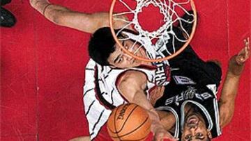 <b>TECHO DE LA LIGA.</B> La mayoría de los jugadores de la NBA parecen verdaderos pigmeos al lado de Yao Ming. Sus 2,26 metros causan pavor bajo los aros. Y si no, que se lo pregunten a los Spurs de San Antonio: Ming les aplastó con 27 puntos y 15 rebotes. Los dobles dígitos ya son algo habitual en el pívot chino.