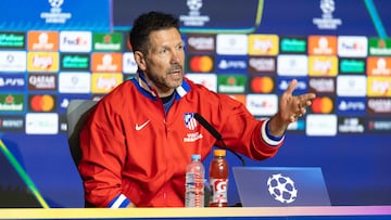 Simeone atiende a la prensa.