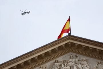 La bandera española ondea sobre las Cortes Generales, en el Congreso de los Diputados.