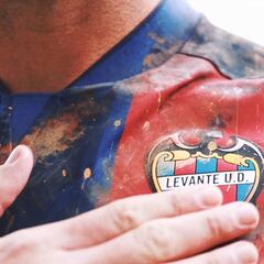 El barro, presente en la camiseta del Levante