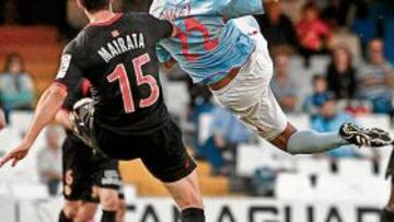 <b>ACROBACIAS ESTÉRILES. </b>Dinei intenta un remate acrobático ante la presión de Mairata, pero el Celta sigue sin ver puerta.