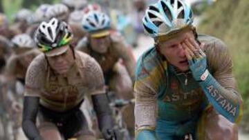 <b>DOS COLOSOS. </b>Vinokourov estuvo muy molesto con el barro. A su rueda, Evans, también colosal.