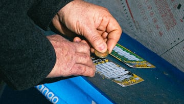 Compra los últimos billetes de lotería de la tienda y acaba ganando un premio de 50.000 euros: “Lo miré durante unos dos días”