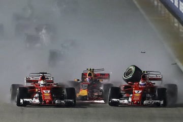 Verstappen toca a Raikkonen y éste se lleva por delante a Vettel que sigue a duras penas. La inercia del Ferrari del finlandés hace un recto en la primera curva y se atropella al Mclaren de Alonso que se puso 3º en la salida.