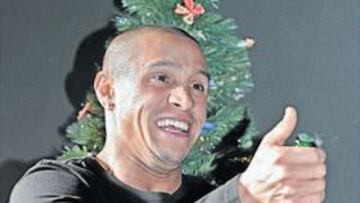 <b>BRINDÓ CON AS POR LA CHAMPIONS</b>. Dice Roberto Carlos que no es un hombre que pida, que él da. Por eso le prometió a AS, con la copa en la mano, que en el 2007 lo dará todo para que el Madrid acabe con tres temporadas de sequía. Cree firmemente que toca la Champions.