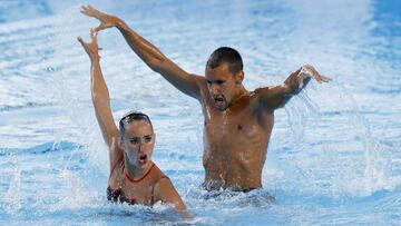 Los nadadores españoles Pau Ribes y Berta Ferreras, durante su ejercicio en el preliminar de rutina libre mixta del Mundial de Natación que se disputa en Budapest.