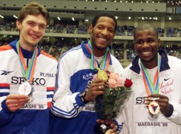 En la fotografía en el Mundial de pista cubierta en Maebashi (Japón) en 1999 donde ganó la medalla de oro. El atleta cubano tiene tres oros más de los mundiales de Barcelona 95, Toronto 93 y Budapest 89, y un bronce conseguido en el de Sevilla 91.