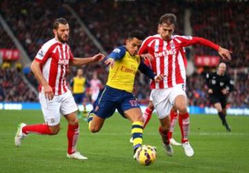 Alexis Sánchez jugó todo el partido y pese a algunas buenas jugadas, no pudo ayudar al Arsenal que pagó caro el pésimo primer tiempo.