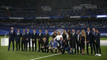 La familia de Lorenzo Sanz y los veteranos que depositaron en el c&eacute;sped los t&iacute;tulos conquistados en la etapa del presidente durante el homenaje que le tribut&oacute; el Bernab&eacute;u en el Real Madrid-Celta.