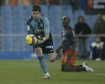 En 2002 fichó en las categorías inferiores del Club Atlético de Madrid. Tras ser campeón de Liga en categoría juvenil y pasar por el filial del club rojiblanco,​ debutó con el primer equipo en un partido de Copa del Rey en enero de 2005 y el mayo del mismo año debutó en Primera División frente al Getafe.