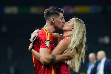 Álvaro Morata y Alice Campello comenzaron su cuando el futbolista militaba en las filas de la Juventus, y meses más tarde tuvo claro que era la mujer de su vida y le pidió matrimonio en un espectáculo del Mago Pop. Su celestino fue un amigo y diseñador italiano que tenía la premonición de que estaban hechos el uno para el otro. A ella le pareció imposible pero tenía razón y reconoce que "fue un flechazo".