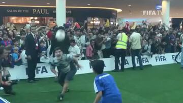 ¿Cuántos toques será capaz de dar este niño con Maradona?